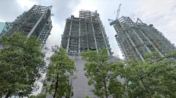 「正義國宅都更案」目前已改建為「Diamond Towers」，其規劃打造為住宅、商場、辦公的三大棟複合式摩天大樓。圖／翻攝Google Maps