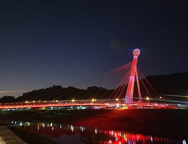 夜幕時更有動態光雕秀，白色塔柱及橋身點亮LED燈，是汐止基隆河畔區夜間熱門觀光打卡景點。圖／新北市政府高灘地工程管理處提供