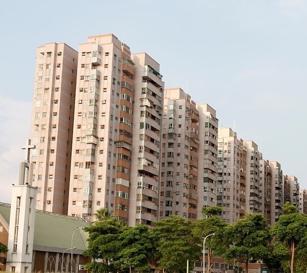 位於桃園市八德區的「力霸倫敦城」，為屋齡22年由中國力霸打造的18樓建案。圖／Google Map