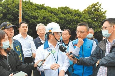 北市代管的八里污水處理廠將惡臭汙泥任意堆置,立委洪孟楷4日召集各單位會勘;北市工務局回應,已開罰廠商百萬,並要求15日前將改善,否則將撤換經理作為處分。(戴上容攝)