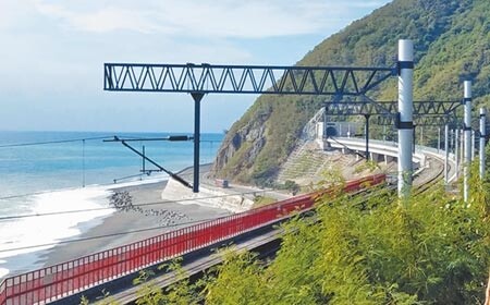 最美火車站多良車站每逢連續假期有如菜市場，遊客亂丟垃圾情形屢見不鮮。圖／中時資料照