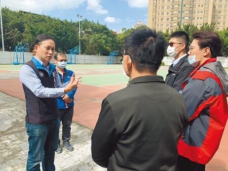 板橋八德公園將興建天幕籃球場，工地已用圍籬圍起1個多月，卻遲遲不見開工，引發民怨，新北市議員葉元之4日召集板橋區公所、工務局人員到場了解原因。（王揚傑攝）