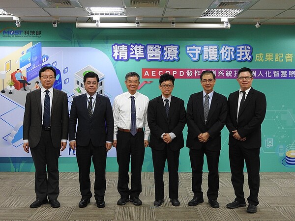 台大教授賴飛羆研發無場域限制的個人化服務平台「AECOPD發作預測系統」,讓慢性阻塞性肺病(COPD)患者穿戴智慧型裝置,即時監控與預測,預測未來七天急性發作的可能。圖/科技部提供