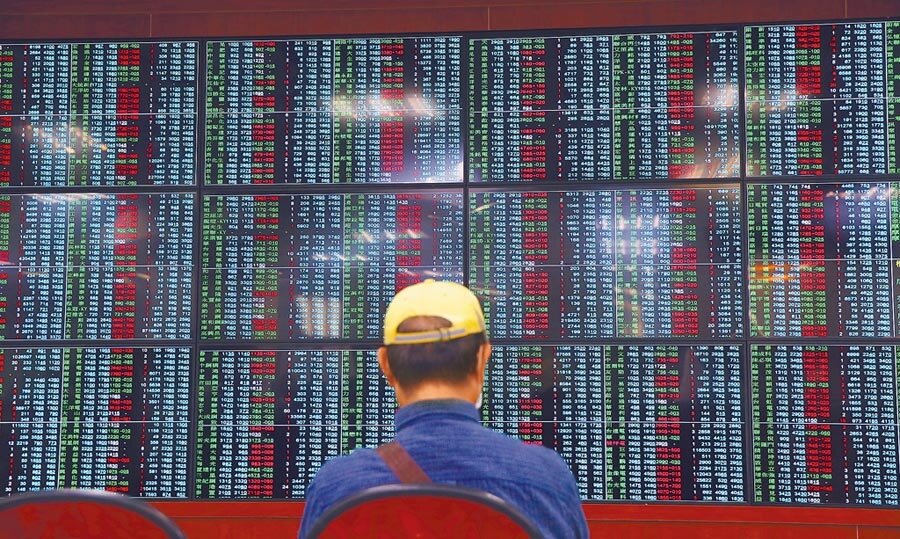 美國總統大選陸續開票,美股3大指數齊漲暖場,台北股市4日開高走高,收盤漲131.89點,為12867.9點,漲幅1.04%,台北市號子裡股民觀看盤勢。(陳君瑋攝)