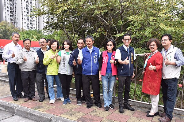 台中南屯區文山三街與保安九街L型人行道增設440米護欄。圖/台中市政府提供