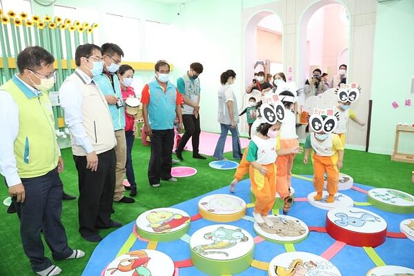 預計在110年全市的親子悠遊館將增加至13處、社區公共托育家園14處、非營利托嬰中心3處。圖/台南市政府提供