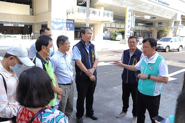 台中火車站完工通車才4年，東站出口卻時常瀰漫一股惡臭，讓旅客和居民怨聲載道，相關單位多次處理仍未見改善，立委黃國書今天邀集台鐵局、鐵道局、營建署和市府相關單位前往勘查。圖／黃國書提供