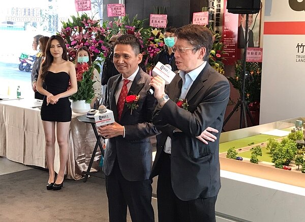 竹風建設董事長徐榮聰(左)及大陸工程台灣事業處總經理陳學聖(右)。好房網News記者李彥穎攝