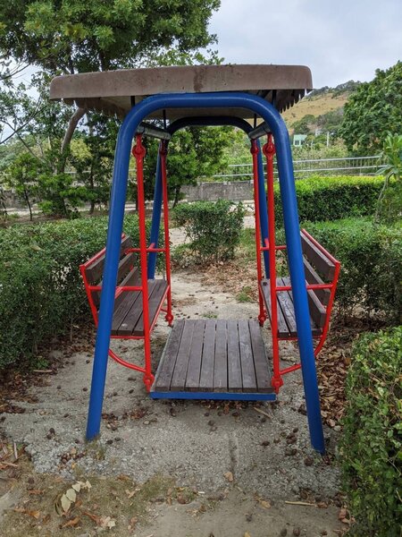 台中議員楊典忠反映，清水石瀨頭公園卻有7座搖椅不能搖。圖／楊典忠提供