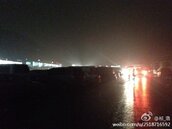 北京降下雷雨　大白天黑到開車要開燈