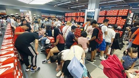在國旅帶動下，台中三井OUTLET湧入爆滿人潮。圖／本報資料照片