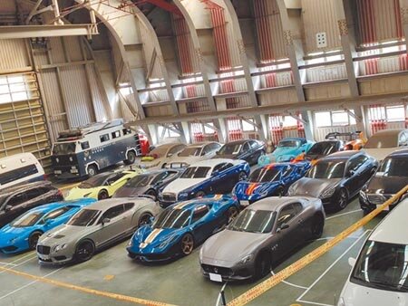 有「百億總裁」之稱的莊周文在彰化落網,警方5日查扣莊名下13輛藍寶堅尼、法拉利、勞斯萊斯等豪華房車和超跑,其中1輛麥拉倫限量跑車市價上億元,全部載運回警局運動場保管。(張妍溱攝)