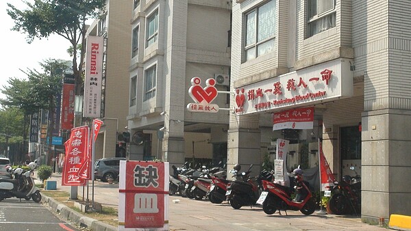 高雄捐血中心擺出「缺血」的旗幟看板,緊急勸募捐血。記者王昭月/攝影