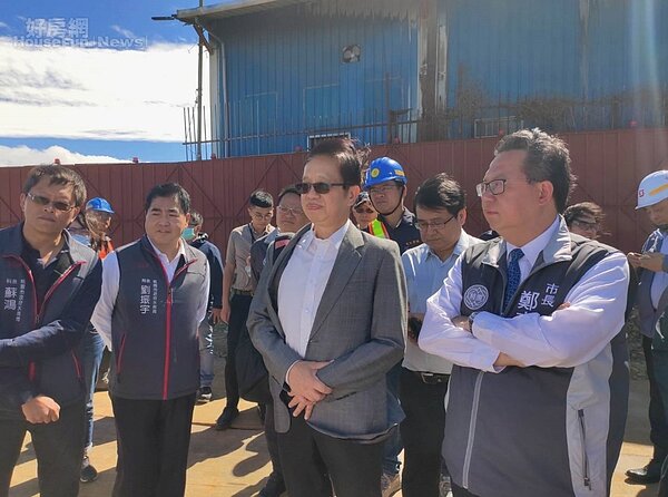內政部次長邱昌嶽(右2)和桃園市長鄭文燦(右1),一起視察大湳滯洪池工程。照片內政部提供