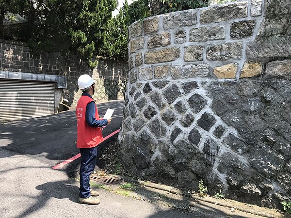 北市府每年都會派專業技師定期巡檢人工邊坡。圖/台北市大地處提供