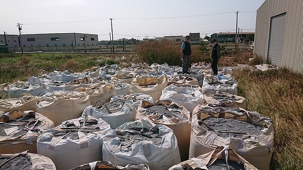 彰化縣葉姓資源回收業者沒有代處理廢棄物許可證照,低價租用廠房,高價收取工業廢棄物,從中賺取可觀暴利。圖/地檢局提供