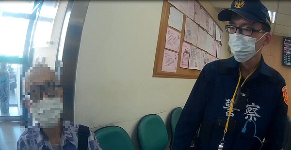 胡男至金融機構欲提領120萬,行員見他神色緊張懷疑遭詐騙報警,胡先說要修繕房屋,再改稱他涉刑事案件,支吾其詞,經警解說詐騙集團手法,胡男才恍然大悟差點被騙。圖/警方提供