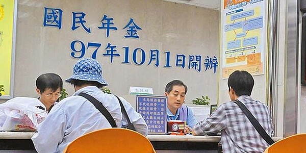 勞保年金預計在2026年破產，而受少子化、高齡社會影響，在2008年開辦的國民年金也受衝擊。圖／中時電子報資料照片