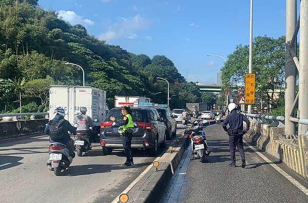 新北市北山大橋機車引道6日上午半小時內接連發生4起交通事故，警方緊急封閉機車引道，調整機車改走快車道。圖／新北市警局提供