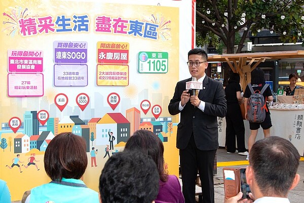 永慶房屋區副總經理簡國維介紹「東區302」含意,挺政府落實居住正義。圖/永慶房產集團提供