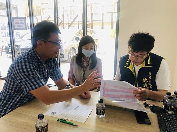 台南市有建案開賣,民眾拿板凳漏夜排隊搶購情形,讓臺南市地政局出手稽查。圖/台南市政府提供