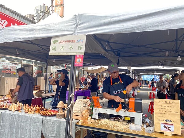 南昌家聚節活動現場,攤商製作獨一無二木製作品。圖/台北市政府提供