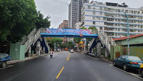 新北市土城明德陸橋拆除前。圖／工務局提供