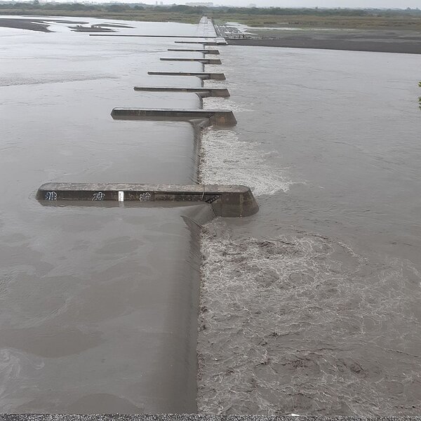 閃電颱風帶來的雨量有限，高屏溪川流量略有上升。記者徐白櫻／翻攝