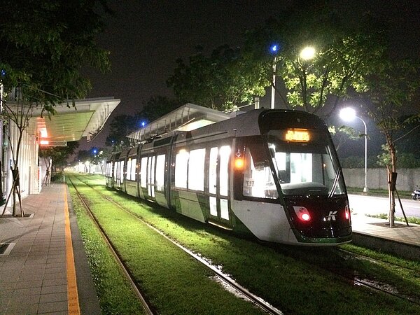 高雄二階輕軌列車在一階軌道試行。圖/高雄市捷運局提供