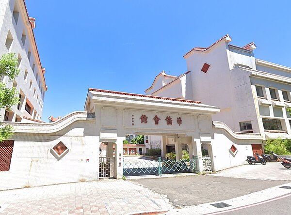 位於新北投溫泉區的華僑會館,因建物老舊,漏水狀況嚴重,建物維修需斥資二、三億元,在觀光發展基金已將見底。圖/Google Map