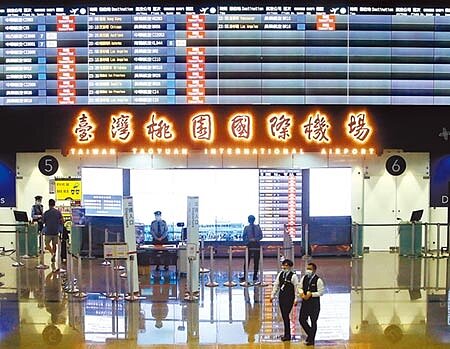 受新冠肺炎疫情影響,出國人數縮減,出境旅客繳納的機場服務費大幅短少,導致觀光發展基金收入嚴重縮水。在桃園機場第二航廈中,空蕩蕩的出境大廳不見往日排隊出國的人潮。(范揚光攝)