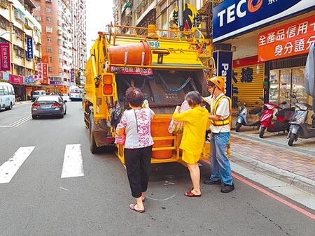 高雄林姓婦人，疑沒注意剛出生兒子因溢奶噎住呼吸道，睡醒後才發現兒子已死亡，林婦竟將嬰屍裝入垃圾袋中並將其丟棄。圖為民眾丟垃圾與案情無關。（中時資料照片）