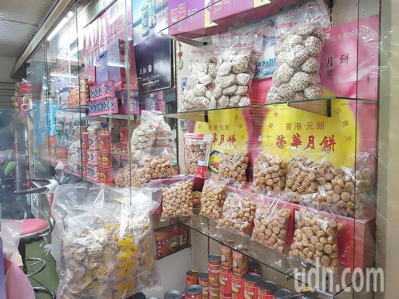 鹽埕堀江商圈屹立不搖的老字號商家,都是當年商業鼎盛的活歷史,商圈內販賣的高檔食材。記者劉學聖/攝影