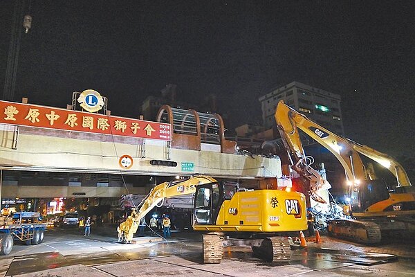 有30多年歷史的豐原中正人行陸橋,今年9月拆除走入歷史。(台中市府提供/盧金足台中傳真)