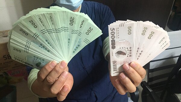 商家業者可把收到的三倍券再拿出去消費。圖/新北市商圈聯合發展協會理事長黃建強提供