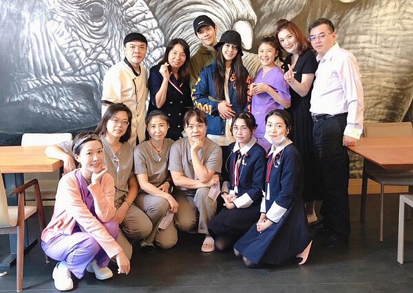 向佐特地抵台陪產,喜迎千金「小奶皇」郭碧婷產後照也曝光。圖/汭恩產後護理之家臉書