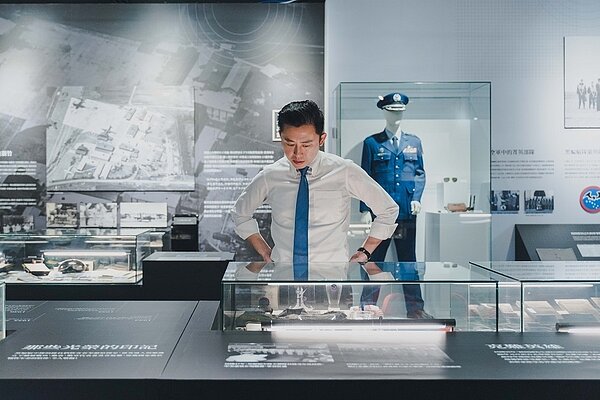 黑蝙蝠中隊文物陳列館展區透過展品緬懷為國家奉獻的英雄。圖/新竹市政府提供