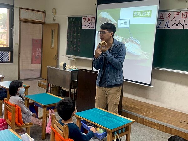 新竹市動物園近日試辦巡迴講座,帶著鴕鳥蛋、鴯鶓蛋等標本,還有擬真紅毛猩猩玩偶,讓學生們可零距離觸摸。圖/新竹市政府提供