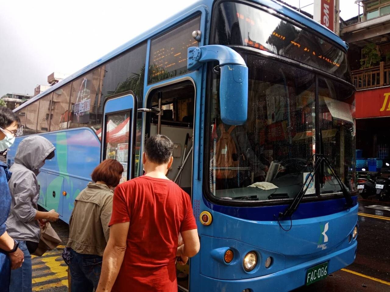 新冠肺炎疫情讓國外觀光客止步失色，面對虧損壓力，基客R路線公車上月26日起減班。圖／聯合資料照