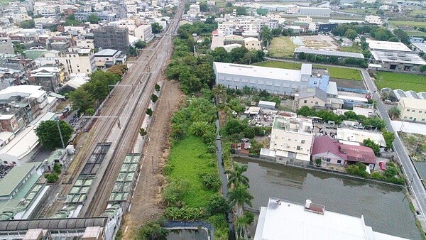 花壇鄉公所正辦理花壇火車站周邊空間改善，還將串聯前站老街及鄉農會苿莉花壇夢想館，營造花壇形象商圈，帶動地方發展。圖／花壇鄉公公所提供