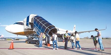 星宇航空昨日證實向交通部申請15條北美航權。圖為星宇航空推出追月飛行偽出國航班，旅客開心準備登機。（本報資料照片）