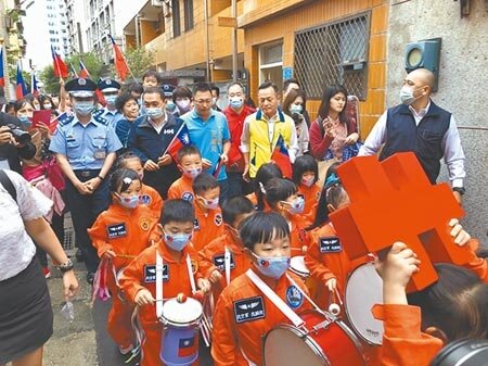 北北基桃上月聯合舉辦眷村文化節活動,安排小朋友穿上軍服演奏軍樂與踩街,現場氣氛熱鬧滾滾。(本報資料照片)