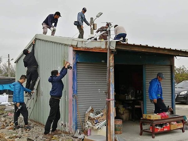 全台各地50多名專業志工聚集在台西鄉溪頂村,小心翼翼地將鐵皮屋拆除重建。圖/葉能振提供