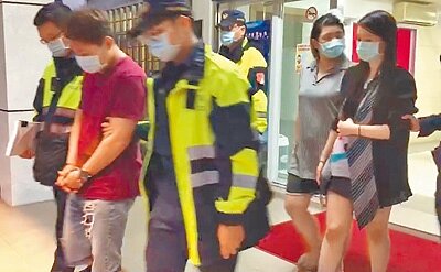 29歲潘姓男子(左二)以「娃娃機店」作為掩護暗中經營德州撲克賭場,並以長腿美女荷官(右一)吸客。(翻攝照片/葉書宏新北傳真)