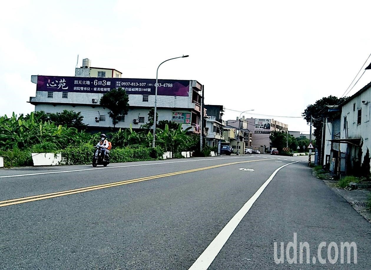 桃園航空城計畫明天起公告土地區段徵收，大園區竹圍街（見圖）全區拆遷，桃園市公民監督聯盟陣線將上街頭爭取弱勢戶建家園權益。記者曾增勳／攝影