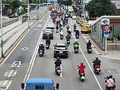 機車越停止線　燈亮直接左轉不罰