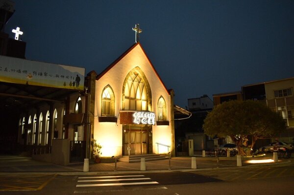 台南新化基督教長老教會在燈光投射下，成為街頭轉角的美麗街景。圖／文化局提供