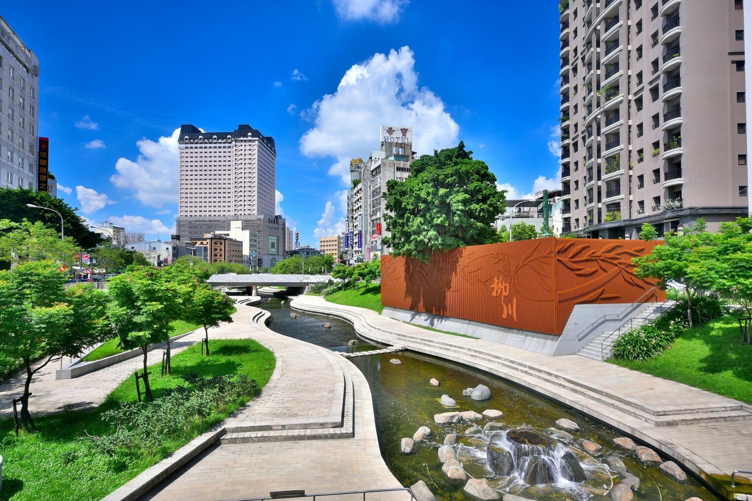 耶誕佈展，綠柳川於11月9日進場施工。圖／台中市新聞局提供