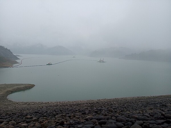 水利署今天在曾文水庫進行人工增雨。圖/南水局提供