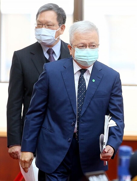 央行副總裁嚴宗大(前)與財長蘇建榮(後)。記者余承翰/攝影